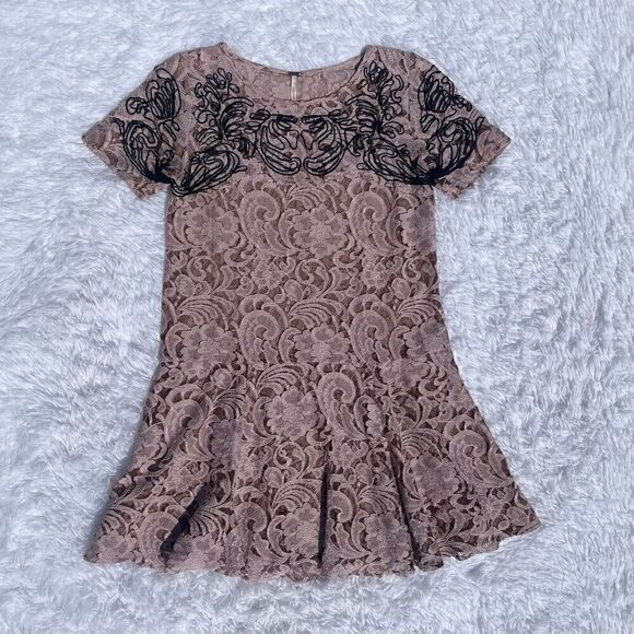 Free People Lace Dress Tunic Embroidered Ruffle Short Sleeve Tan Black Size XS - Picture 2 of 8